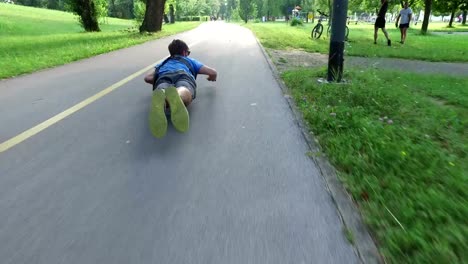 Cooler-Typ-Longboarding-liegend