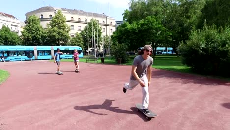 Patinadores-que-se-divierten-en-la-ciudad