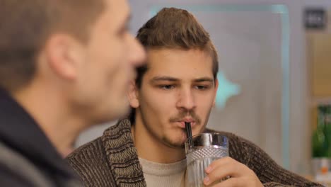 Nahaufnahme-zwei-Männer-klinken-die-Brille-und-relx-in-Bar