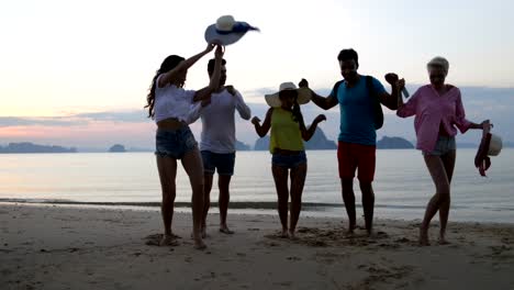 Menschen-tanzen-am-Strand-bei-Sonnenuntergang,-Happy-Friends-Mix-Race-Group-Tourists-Sea-Vacation