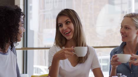 Paar-treffen-für-Datum-In-Coffee-Shop-In-Zeitlupe-erschossen