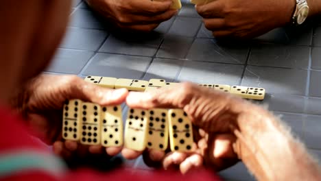 Aktiv-im-Ruhestand-Senior-woman-Dominospiel-mit-Freunden-spielen