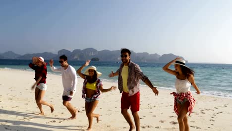 Glückliche-Menschen-laufen-aus-dem-Wasser,-am-Strand,-mischen-Rennen-Mann-und-Frau-Gruppe-Touristen-glücklich-lächelnd