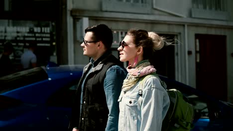 Hermosa-joven-pareja-caminando-en-Reykjavik,-Islandia-y-mirando-a-su-alrededor.-Hombre-y-la-mujer-cerca-de-la-iglesia-Hallgrímskirkja