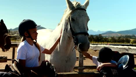 Hermanos-tocar-el-caballo-blanco-en-el-Rancho-4k