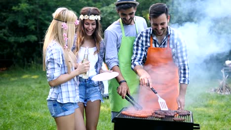 Amigos-de-pasar-tiempo-en-la-naturaleza-y-con-barbacoa