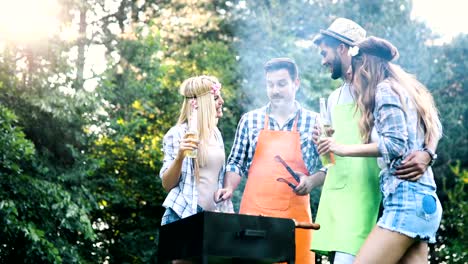 Freunde,-die-Zeit-in-der-Natur-verbringen-und-Grillfest