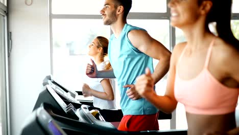 Picture-of-cheerful-fitness-team-in-gym