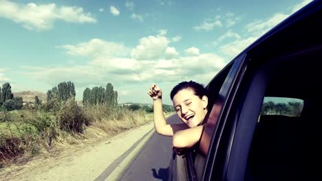 Chica-coche-en-carretera-viaje-saludando,-bailando,-cantando,-sonriendo-feliz-por-la-ventana