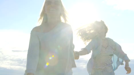 Zwei-schöne-Mädchen-Hand-in-Hand-und-läuft-in-den-wolkenlosen-glückliche-Zukunft.-Klaren-Himmel-im-Hintergrund.