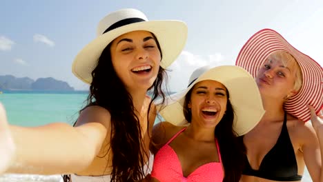 Chicas-en-la-playa-tomando-foto-Selfie-en-célula-inteligente-teléfono,-alegres-mujeres-en-Bikini-y-sombreros-de-paja-para-vacaciones-de-verano