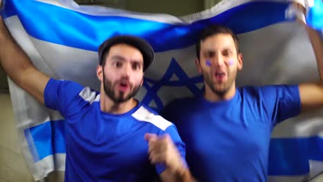 Israelischen-Freunden-feiert-mit-Israel-Flagge