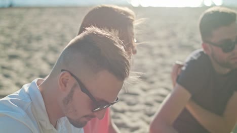 Junge-Leute,-die-Spaß-am-Strand