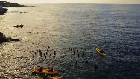 Vista-aérea-escuela-de-kayakistas-en-el-mar-4k