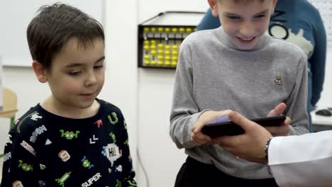 Group-of-elementary-school-children-in-classroom-at-lesson