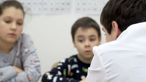 Gruppe-von-Grundschülern-im-Klassenzimmer-an-Lektion