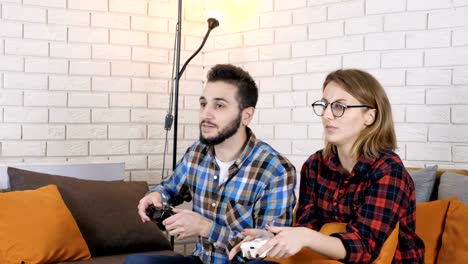 Mann-mit-einem-Mädchen-auf-der-Couch-sitzen-und-spielen-eine-Konsole-Spiel-50-fps