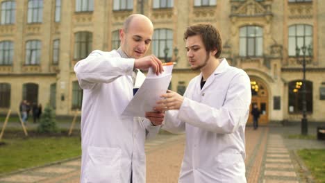 Conversaciones-de-los-estudiantes-de-medicina-cerca-de-la-Universidad