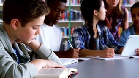 Schüler-studieren-in-Bibliothek-4k