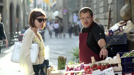 elegante-Dame-in-der-Obst--und-Gemüseladen-wählt-was-zu-kaufen