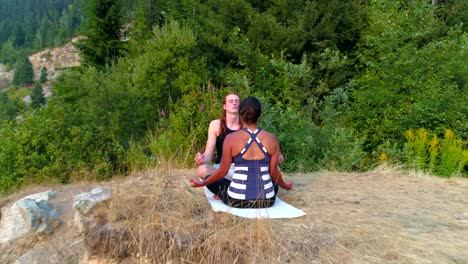 Freunde,-die-Durchführung-von-Yoga-auf-einer-Bergspitze-4-k