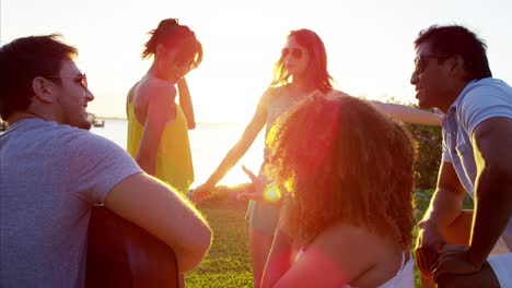 Multi-ethnischen-Menschen-genießen-Party-tanzen-am-Strand