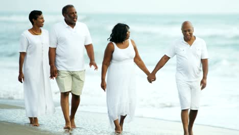 Parejas-afroamericanas-retiro-de-vida-en-la-playa