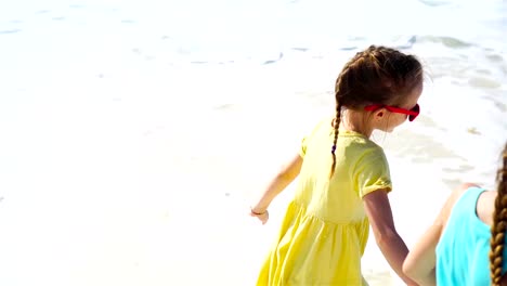 Entzückende-kleine-Mädchen-in-den-Sommerferien-Spaß-am-weißen-Strand