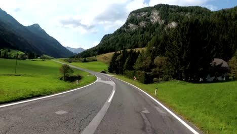 Motociclistas-paseos-en-un-hermoso-paisaje-camino-de-montaña-en-Austria.-Vista-en-primera-persona