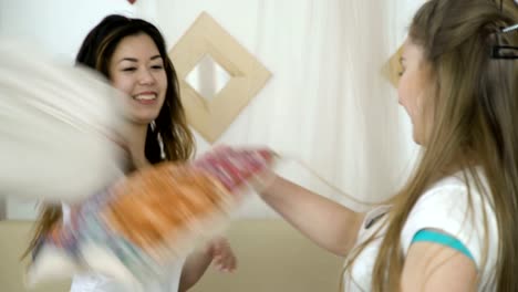 friendship-enjoyment-pillow-fight-bff-girls-fun