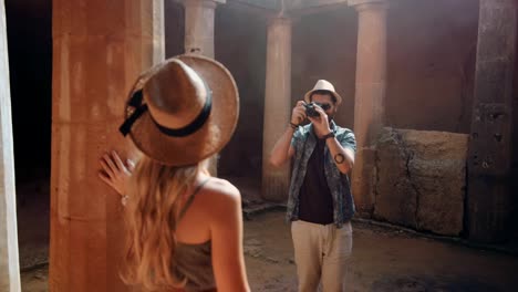 Pareja-de-turistas-con-cámara-tomando-fotos-en-el-sitio-arqueológico-europeo