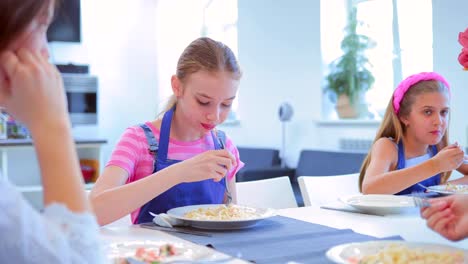 Kinder-oder-Jugendliche-in-der-Küche-sitzen-und-Essen