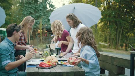 Personas-que-comen-alimentos-saludables-en-fiesta-al-aire-libre.