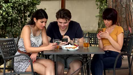 drei-Freunde-an-der-Bar-mit-smartphones