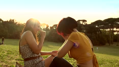 Lachen-und-reden-bei-den-Frauen-bei-Sonnenuntergang-Freunden-lachen-und-Scherzen-im-park