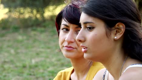 confidencias,-confesiones-entre-amigas-hablan-con-el-Parque