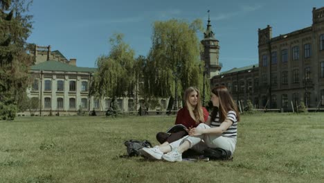 Estudiantes-felizes-descanso-en-el-césped-del-campus