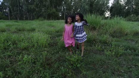 4K-Two-little-girls-running-around-the-park