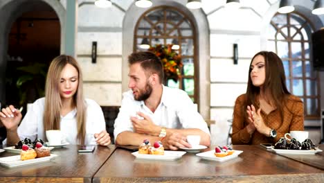 Glückliche-Kollegen-von-der-Arbeit-im-Restaurant-Geselligkeit-und-gemeinsame-Essen