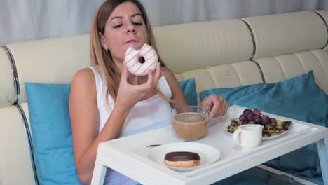 Mujer-en-la-cama-comer-el-desayuno-en-una-bandeja