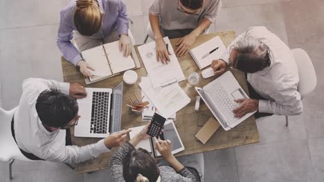 Gente-de-negocios-trabajando-en-la-oficina