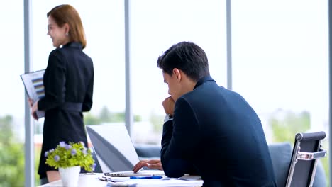 Businessmen-are-working-in-the-computer-ready-office.