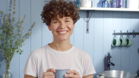 Mujer-feliz-posando-en-la-cocina-rústica