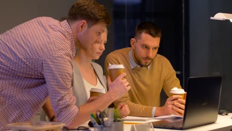 Business-Team-mit-Laptop-und-Kaffee-im-Büro