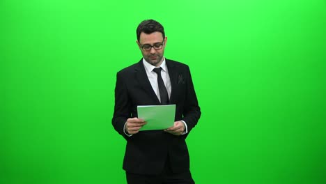 Männlichen-Nachrichtensprecher-präsentiert-auf-Green-Screen