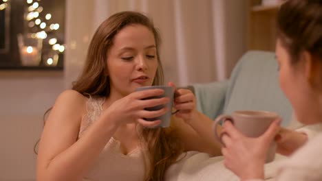 Frau,-trinken-Tee-und-Gespräch-mit-Freund-zu-Hause