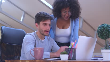 Hombre-y-mujer-celebra-éxito-en-línea-en-la-oficina