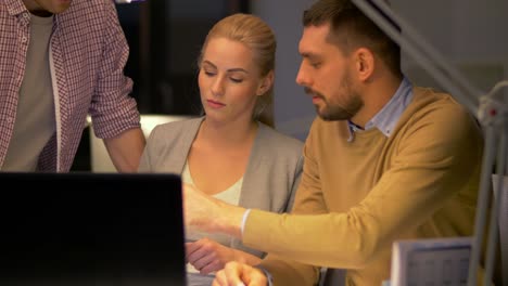 Business-Team-mit-Laptop-und-arbeiten-bei-Nachtgottesdienst-Kaffee