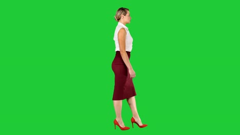 Schöne-junge-Geschäftsfrau-in-Abendgarderobe-zu-Fuß-auf-einem-Green-Screen,-Chroma-Key