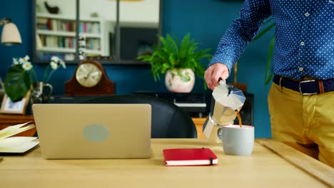 Empresario-es-verter-la-taza-de-café-en-su-oficina-de-casa